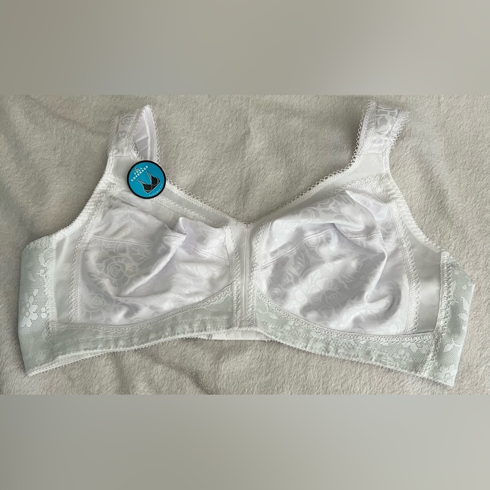 NWT Playtex White Full Coverage and Flexible Fit Bra